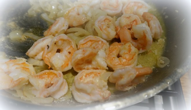 Camerones con cebolla y ajo …. or shrimp with onions and garlic.  When you start with something so fresh, you just know it will be delicious.