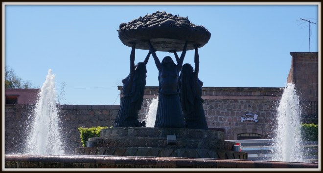 Fuente Las Taracas: This statue, of Tarascan women, holding a basket of fruit is iconic for the Morelian people.  It was replaced in the 60's after mysteriously disappearing in 1940.
